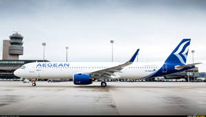 愛琴海航空飛機停泊在濕滑的機場停機坪上，靠近控制塔。
