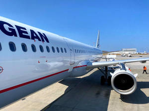 愛琴海航空飛機在強烈陽光下停在機場停機坪。