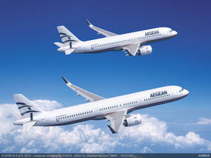 兩架愛琴海航空的飛機在清澈藍天的雲層上方飛行