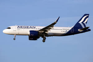愛琴海航空飛機放下起落架在藍天中降落