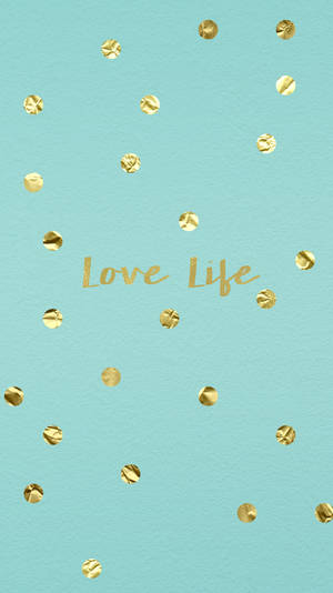 薄荷綠色背景，帶有金色紙屑和金色字體的「Love Life」字樣。