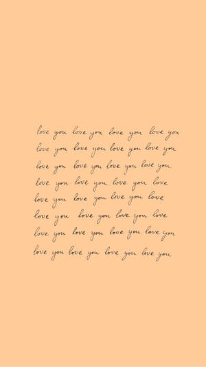 在蜜桃色背景上，手寫的「love you」重複排列成行。