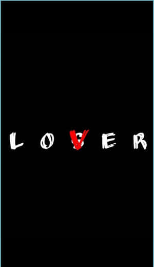 黑色背景上帶有紅色斜線穿過 V 的 LOVER 字樣。 — 愛心 壁紙