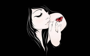 一位閉上眼睛的女性在黑色背景下親吻手上的紅色蝴蝶。