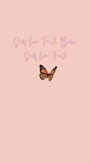 粉紅色背景上，「Self Love First Babe」字樣下方的君主斑蝶。