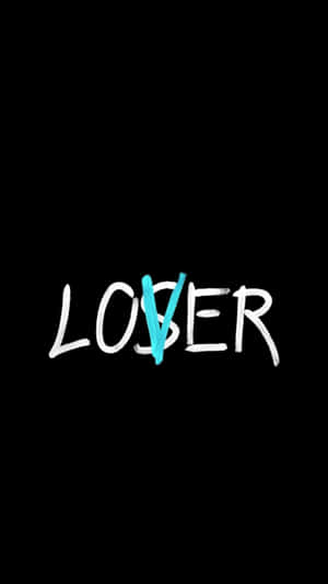 黑色背景上，一個青色V字穿過O字的「LOSER」一詞。