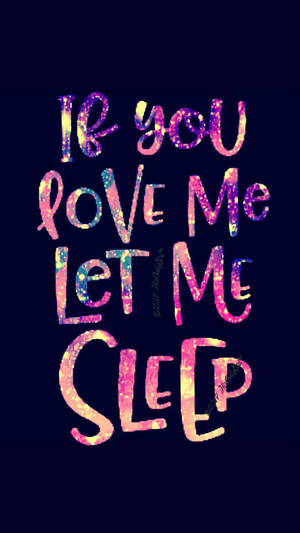 在深色背景上寫著「if you love me let me sleep」的閃亮手寫語錄