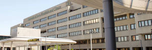 University of Iowa Hospitals and Clinics 現代醫療設施，配備玻璃窗和簷篷。