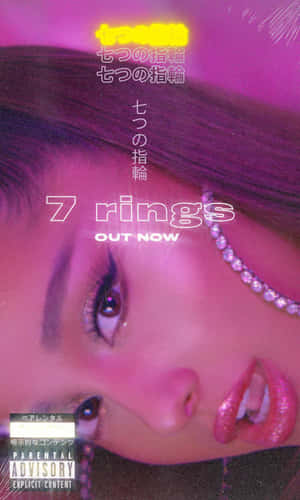 粉紅燈光下，嘴唇粉紅、戴鑲寶石鏈條的女性，帶有 '7 rings' 文字。