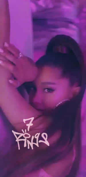 Ariana Grande 在紫色燈光下的表演姿勢，帶有 '7 Rings' 文字。