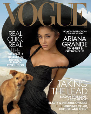 Ariana Grande 身穿黑色連衣裙和帽子，在海灘上與狗合影，為 Vogue 封面。 — 愛莉安娜·格蘭德 壁紙