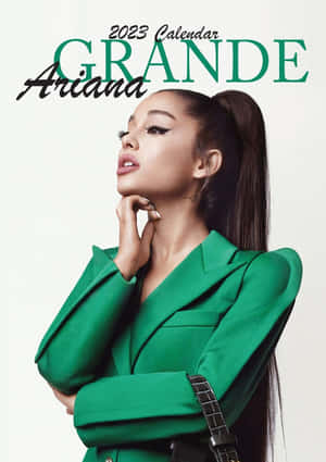 Ariana Grande 在2023年月曆封面上穿著綠色西裝外套。