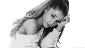 Ariana Grande 黑白肖像，手托臉頰。