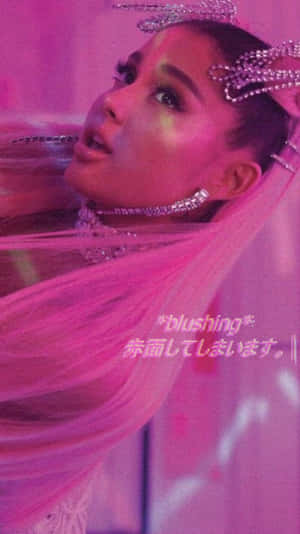 Ariana Grande 身穿粉紅色服裝，配以水鑽頭飾和頭紗，臉紅。