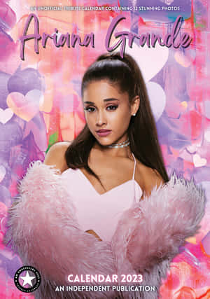 Ariana Grande 穿著粉紅色羽毛服裝，背景為心形