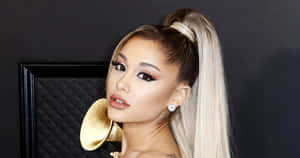 Ariana Grande 的迷人肖像，金髮和金耳環。