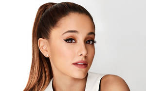 Ariana Grande 的攝影棚肖像，高馬尾和清晰眼線。
