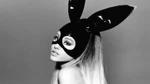 Ariana Grande 戴住黑色兔仔面具，留著長長嘅金色頭髮。