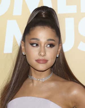 Ariana Grande 在正式活動中穿著薰衣草色長裙和鑽石首飾。