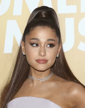 Ariana Grande 在正式活動中穿著薰衣草色長裙和鑽石首飾。