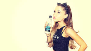 Ariana Grande 手持水樽，嘟起嘴唇，戴住貓耳頭箍。 — 愛莉安娜·格蘭德 壁紙
