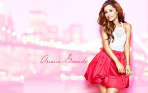Ariana Grande 穿著白色上衣和紅色裙子，在粉紅色城市背景下微笑，帶有散景燈光。