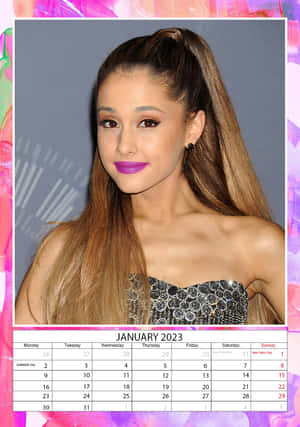 Ariana Grande 穿著閃亮連衣裙，塗著紫色唇膏，在2023年1月日曆上。