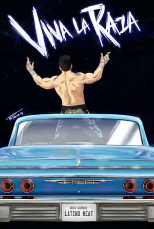 摔角手在藍色汽車上於「Viva La Raza」下舉臂，夜晚。