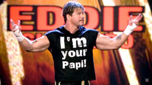 摔角手 Eddie Guerrero 穿著黑色 'I'm your Papi!' 襯衫在舞台上。