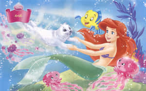 美人魚愛麗兒在水下伸手觸摸一隻海豹，周圍有水母和魚。