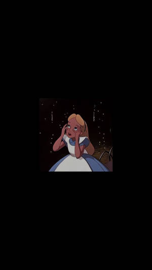 愛麗絲夢遊仙境在黑暗星空場景中雙手捂臉，看起來非常恐懼。 — 可愛卡通 壁紙