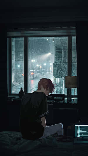 紅髮動畫男孩坐在床上，透過雨痕斑斑的窗戶凝視夜晚的城市燈光。