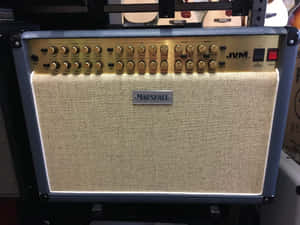 工作室中帶有米色網布和金色旋鈕的復古Marshall結他擴音器。