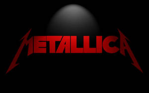 紅色 Metallica 樂隊標誌，黑色背景上方有一個發光的灰色球體。