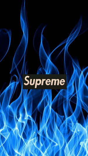 藍色火焰，Supreme標誌置中於黑色背景。 — 簡約藍色美學 壁紙