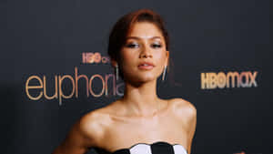 Zendaya 在HBO Max Euphoria活動中穿著黑白連衣裙和鑽石耳環。