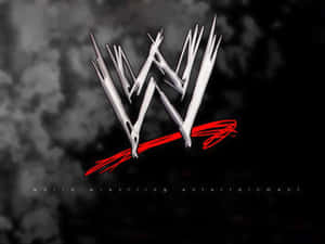 WWE 標誌，銀色和紅色設計，背景為深色煙霧。