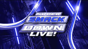 在黑暗競技場中帶有藍色霓虹燈的Super SmackDown Live標誌。