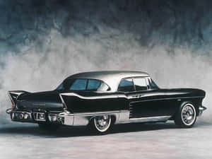 黑色和銀色1959年凱迪拉克Coupe DeVille，在煙霧工作室環境中帶有鍍鉻細節。