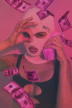戴白色面具的人手持現金，金錢在粉紅色數位藝術中落下。