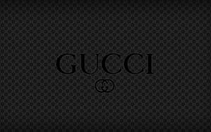 Gucci標誌在黑色字母組合背景上