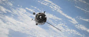 衛星在地球上空軌道運行，雲層覆蓋