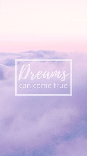 激勵文字 Dreams can come true 出現在柔和的紫色和粉色雲朵上。