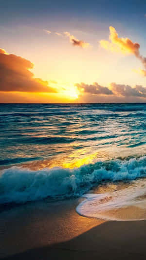 海洋上的夕陽，海浪拍打沙灘