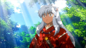 銀髮動漫角色穿著紅色和服站在陽光森林中。