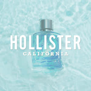 Hollister California 香水瓶漂浮在清澈的藍色水中。