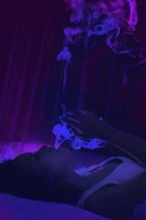 在黑暗的房間裡躺著呼出紫色煙霧的人。