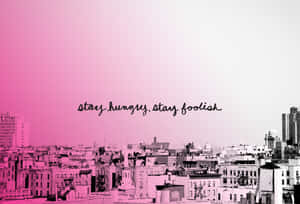 粉紅色漸變城市天際線，附有勵志名言stay hungry stay foolish。