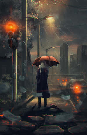 一個人撐著橙色雨傘，在黃昏時分閃爍的燈光下，走在雨中的城市街道上。