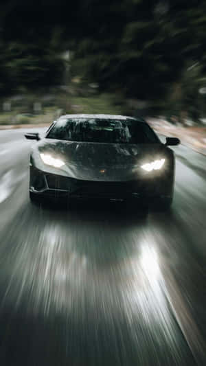 黑色跑車在夜雨中疾馳，車頭燈明亮。